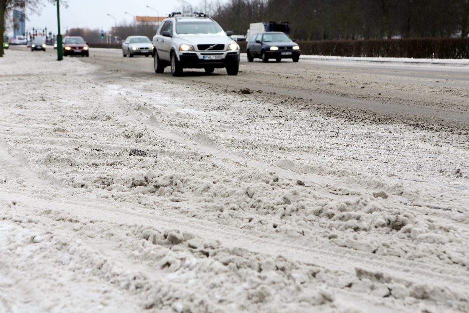 Moteris netveria pykčiu: automobilis aptaškė nuo galvos iki kojų