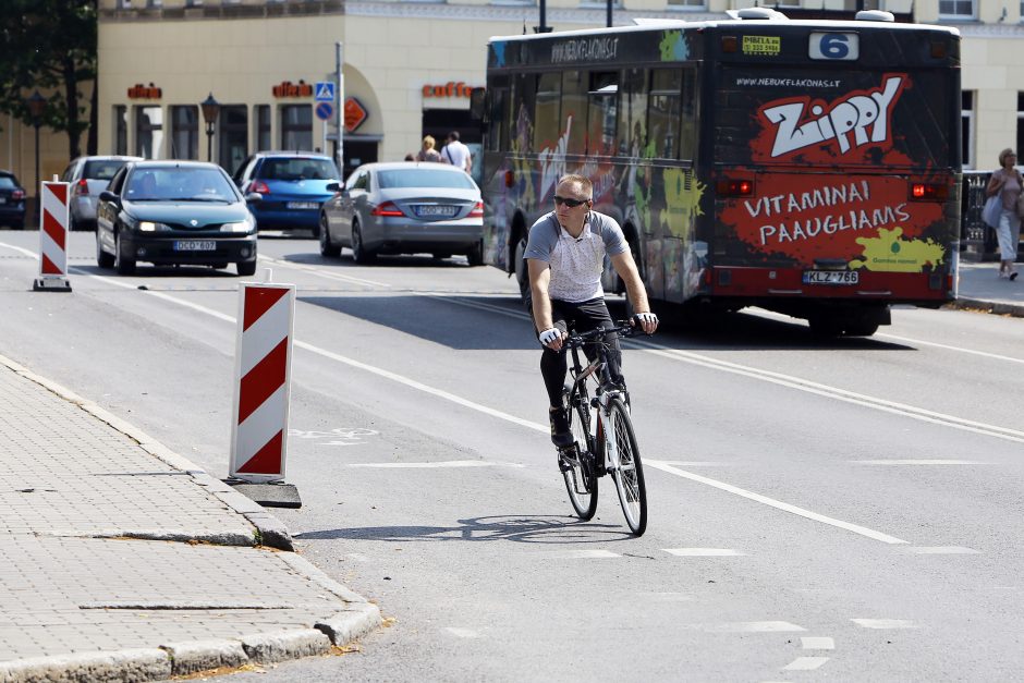 Kodėl dviratininkai negali važiuoti kairiąja kelio puse?