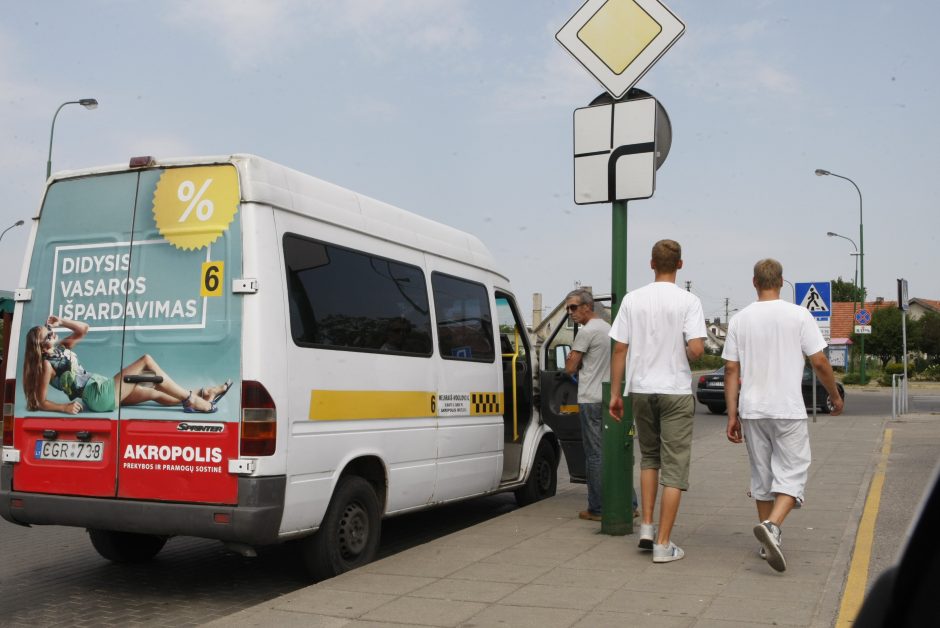 Maršrutiniai taksi uostamiestyje stoja draudžiamose vietose