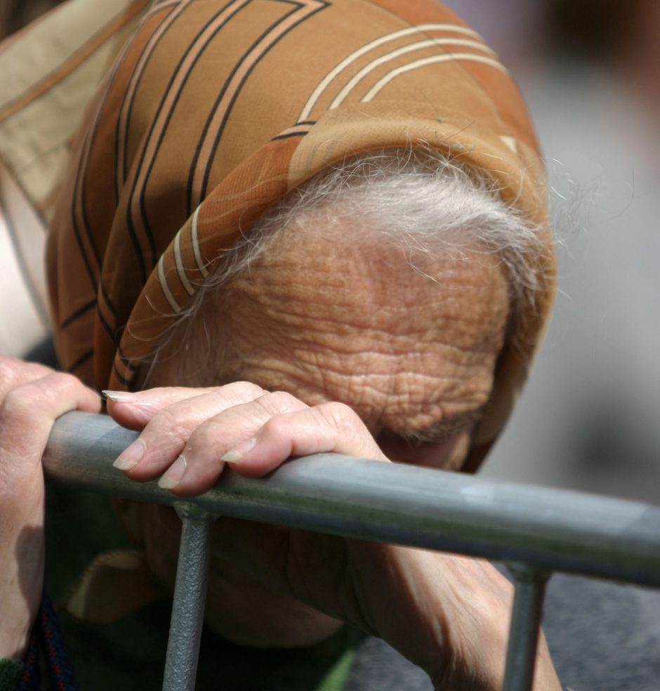 Iš 93 metų senutės sukčiautojos išviliojo 2 tūkst. eurų