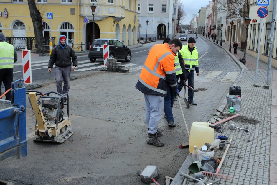 Tiltų gatvėje šalino įdubas