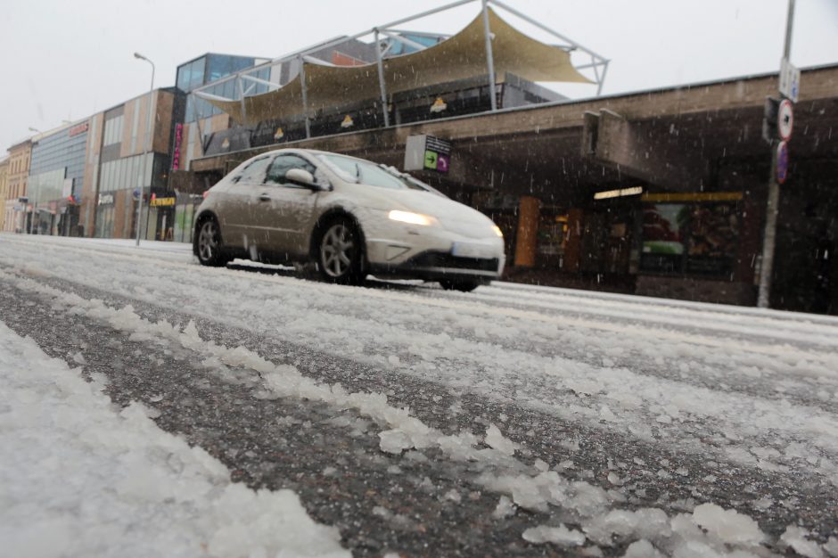 Šalies keliai padengti šlapiu sniegu, vietomis slidu 