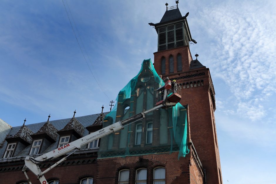 Klaipėdos paveldosaugininkai „Lietuvos paštą“ ragina pasirūpinti nykstančiu pastatu