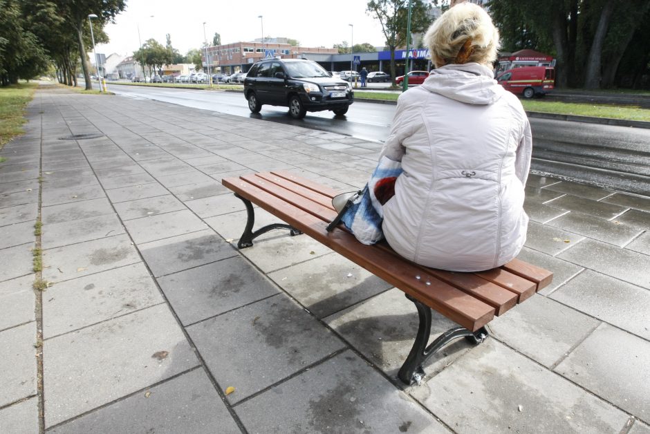 Prie autobusų stotelių – daugiau suoliukų