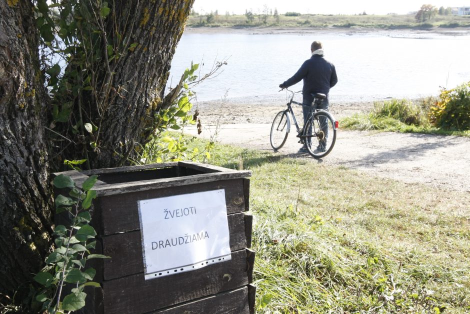 Žmonės patys gelbsti žuvis Laukžemių tvenkinyje