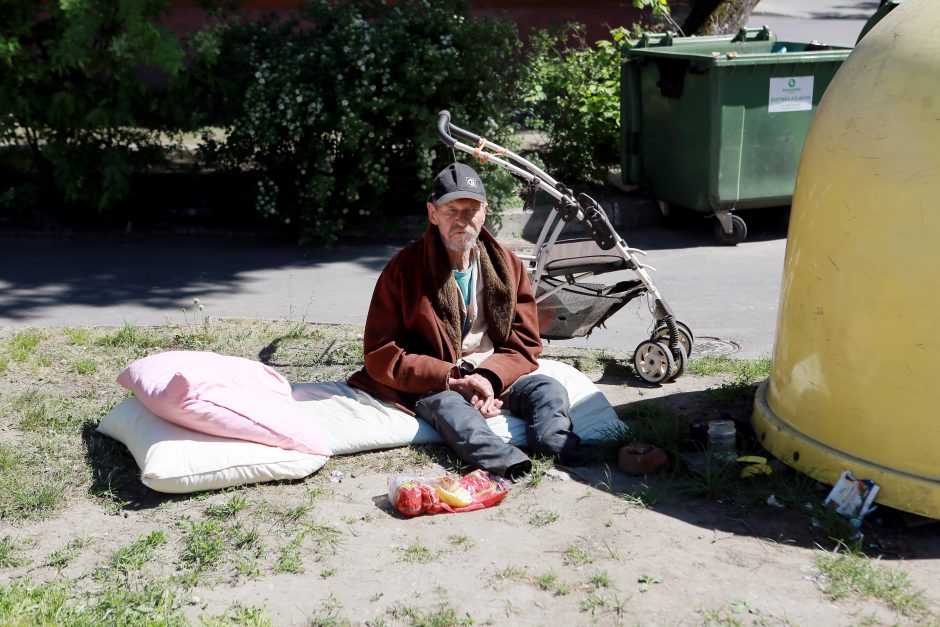 Neįgalaus benamio vieta – šiukšlyne?