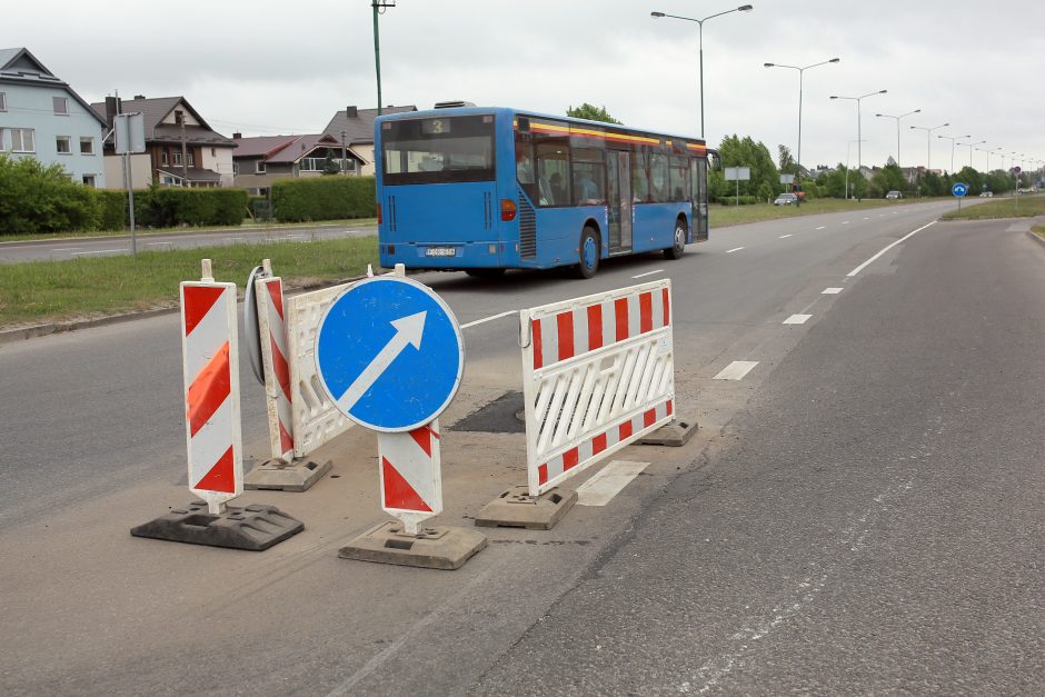 Liepojos gatvėje – kliūtys vairuotojams