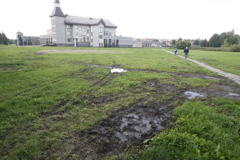 Po cirko gastrolių – suniokota pieva