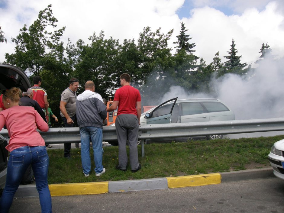 Vairuotojai padėjo užgesinti degantį automobilį