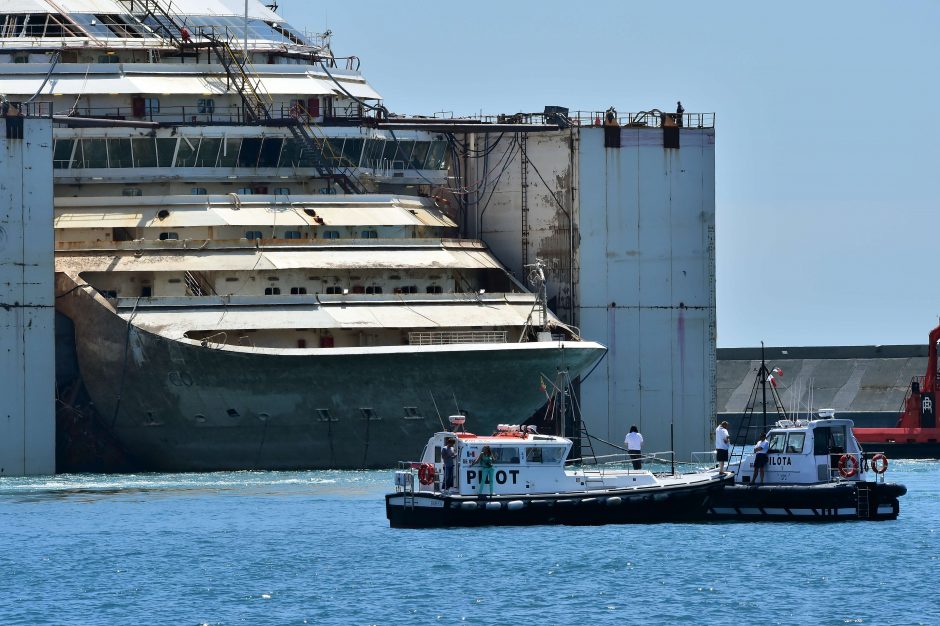 Laivas „Costa Concordia“ atitemptas į uostą supjaustyti gabalais