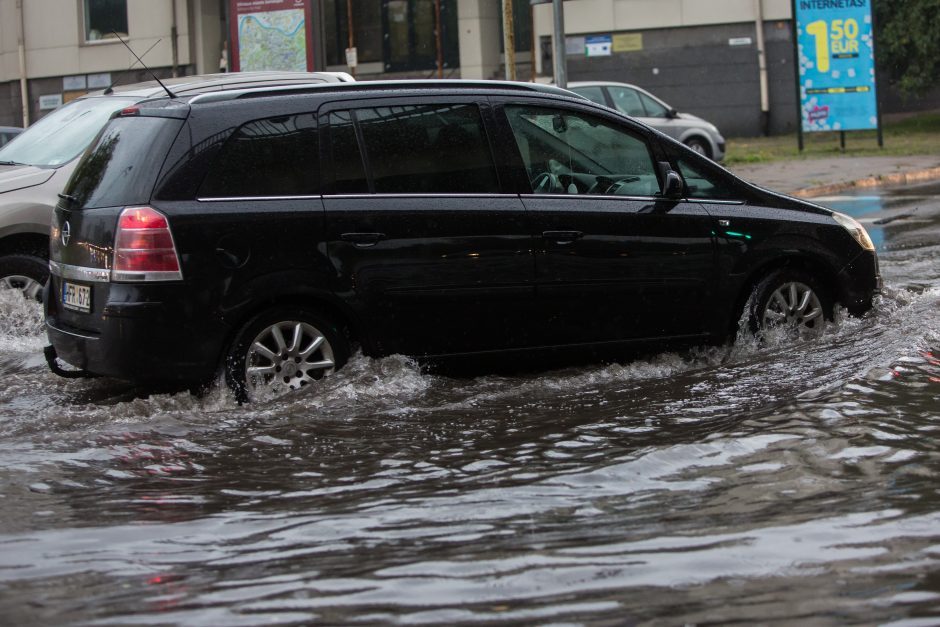 Liūčių padariniai: už skendusį automobilį draudimo išmokos galite ir negauti