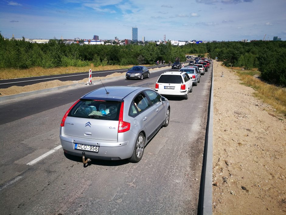 Smiltynėje prie Naujosios perkėlos susidarė transporto spūstis