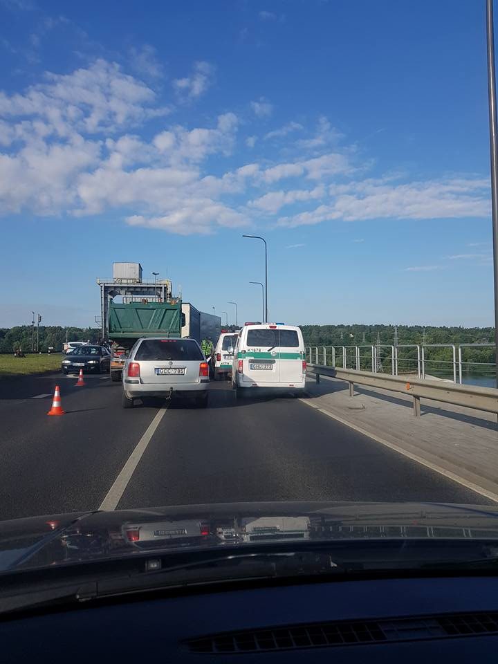 Ant Kauno hidroelektrinės tilto susidūrė trys automobiliai