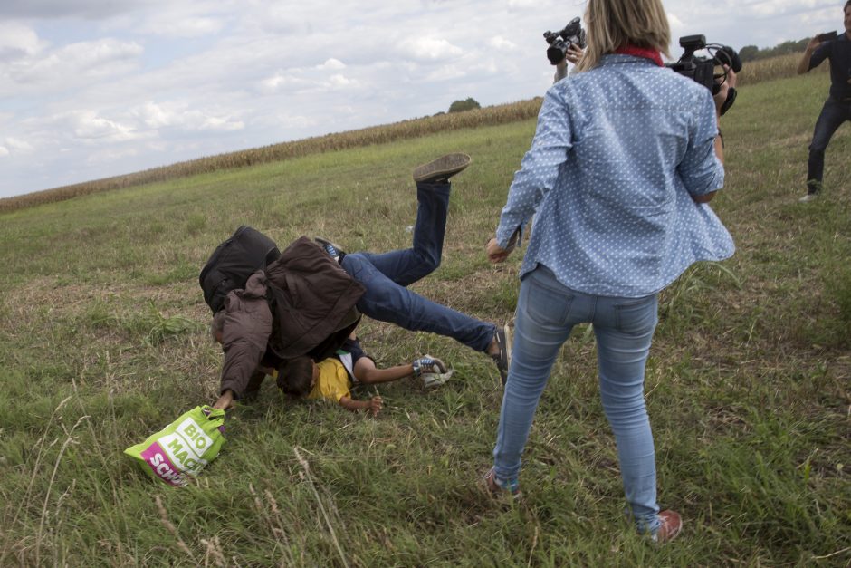 Vengrijos televizija atleido operatorę, apspardžiusią migrantus