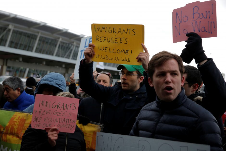 Pabėgėliams duris užtrenkiantis JAV prezidentas išprovokavo protestus