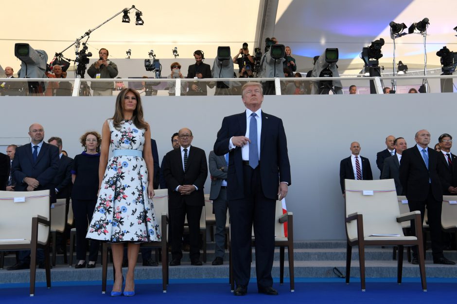 D. Trumpas sako su E. Macronu kalbėjęs apie prekybą ir kariuomenę
