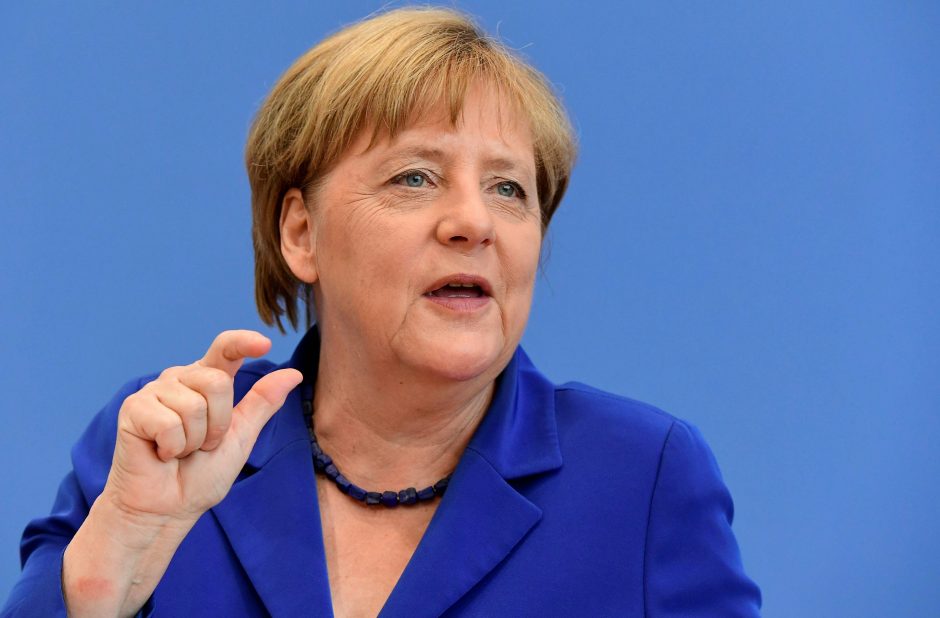 Po išpuolių A. Merkel vis dar nenori keisti pabėgėlių politikos