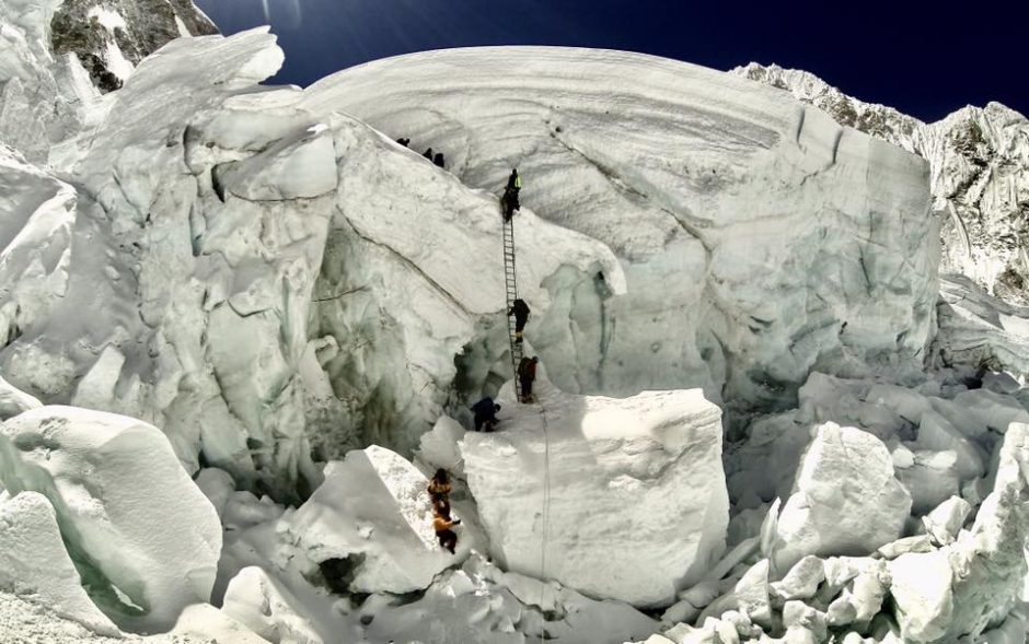 Ant Everesto šlaitų rasti keturi mirę alpinistai