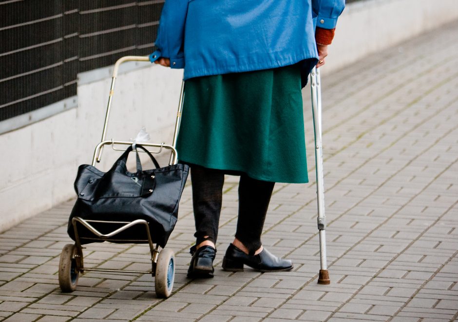 Apklausa: lietuviai mažiau tiki pensijų sistema, lėšomis senatvei rūpinasi patys