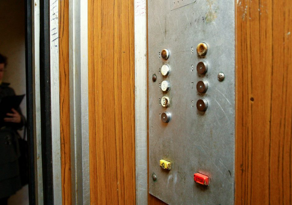 Ar daugiabučių liftai veikia pagal nustatytą darbo laiką?