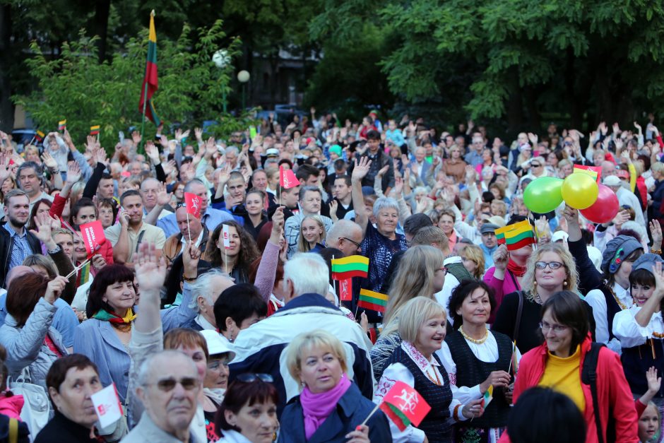 Klaipėdiečiai vieningai užtraukė himną 