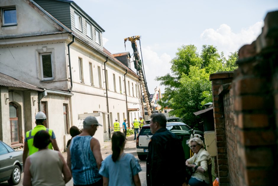 Aliarmas centre: namą užgriuvo sunkiasvoris statybinis įrenginys