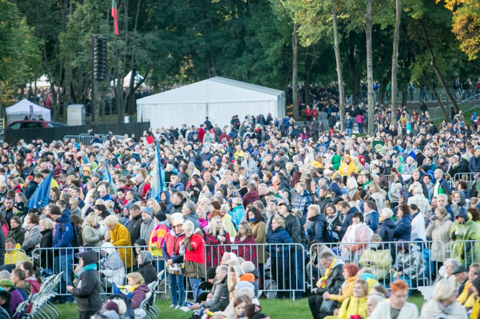 Minios žmonių suplūdo į Santaką, atvyko popiežius Pranciškus