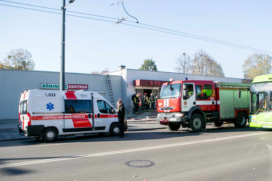 A. Juozapavičiaus prospekte užsidegė „Šilas“, dūmais apsinuodijo dvi darbuotojos