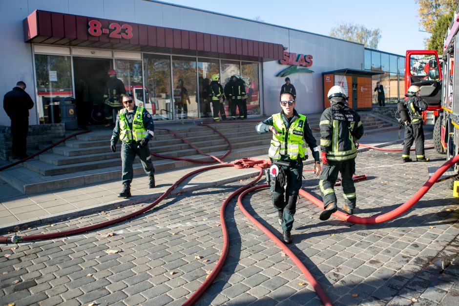 A. Juozapavičiaus prospekte užsidegė „Šilas“, dūmais apsinuodijo dvi darbuotojos