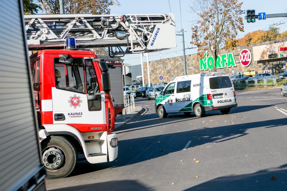 A. Juozapavičiaus prospekte užsidegė „Šilas“, dūmais apsinuodijo dvi darbuotojos