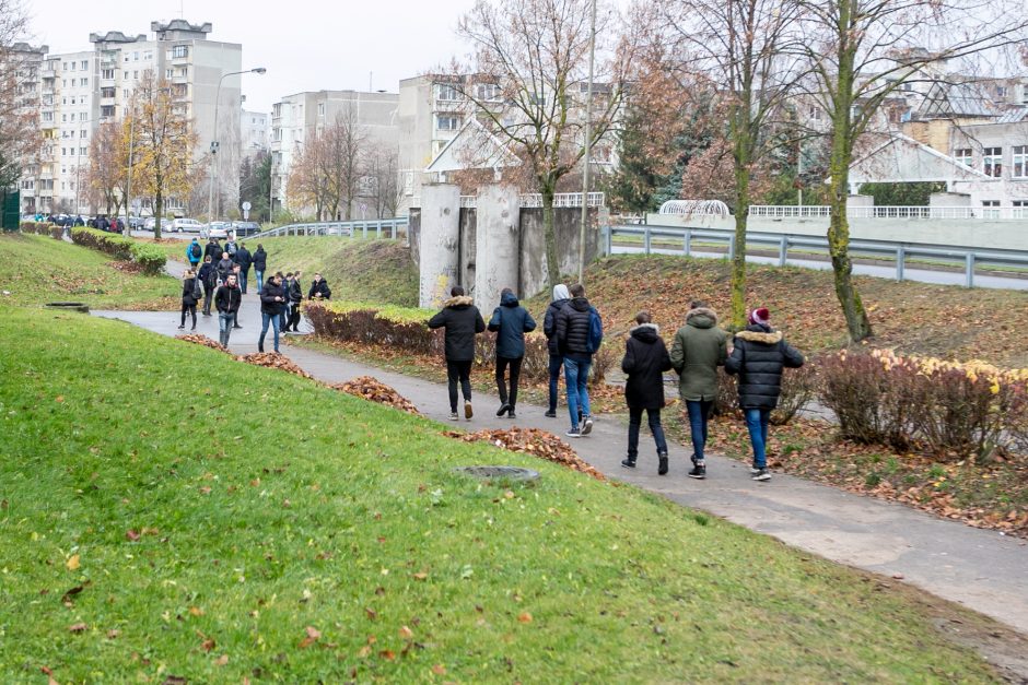 Šilainiuose – neeilinė akcija: moksleiviams apie rūkymo žalą priminė trys giltinės