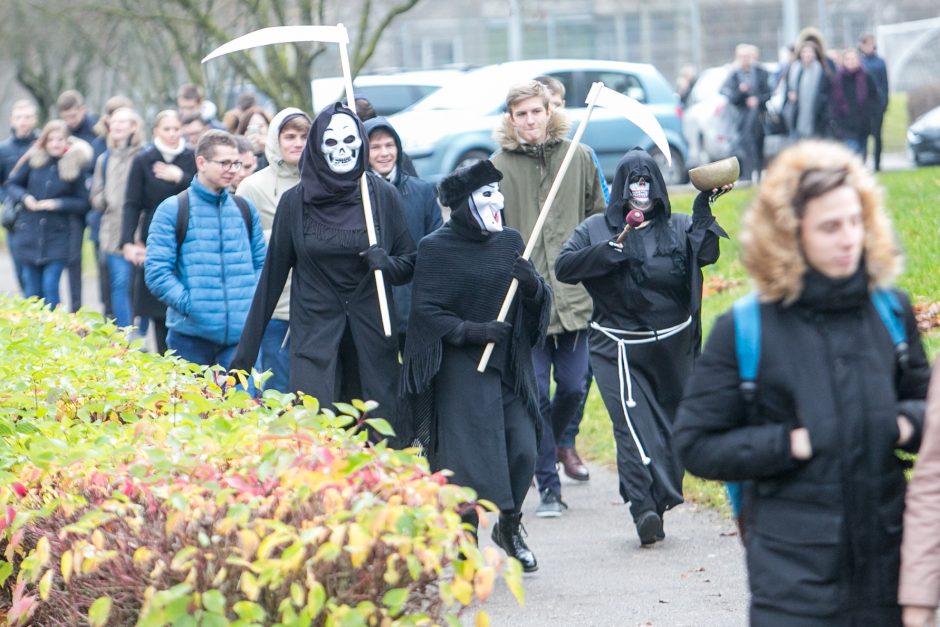 Šilainiuose – neeilinė akcija: moksleiviams apie rūkymo žalą priminė trys giltinės