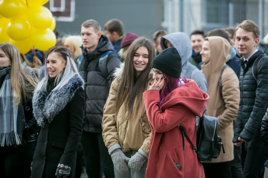 Ilgoje eisenoje – šimtmetį mininti S. Dariaus ir S. Girėno gimnazija