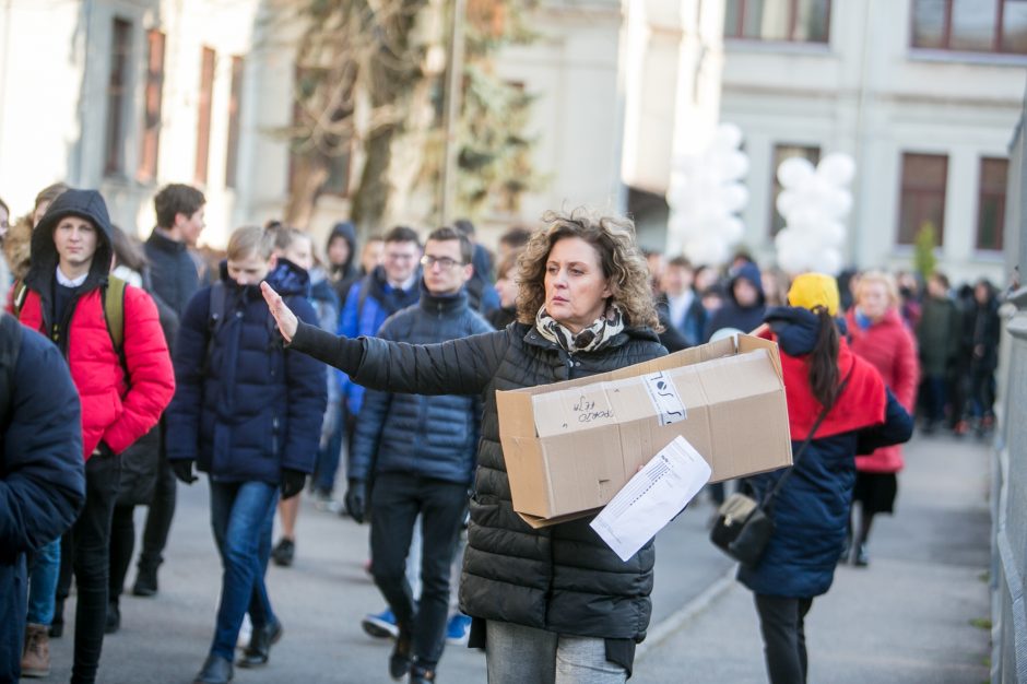 Ilgoje eisenoje – šimtmetį mininti S. Dariaus ir S. Girėno gimnazija