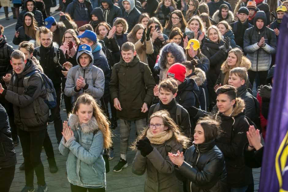 Ilgoje eisenoje – šimtmetį mininti S. Dariaus ir S. Girėno gimnazija