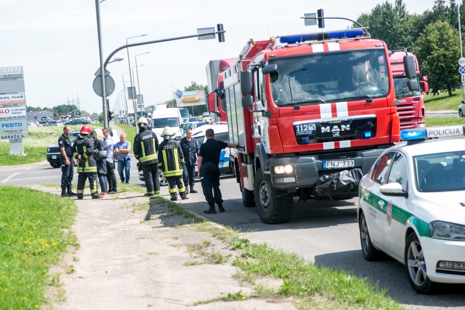 Taikos prospekte susidūrė mokomasis sunkvežimis ir „Škoda“, sužaloti trys žmonės