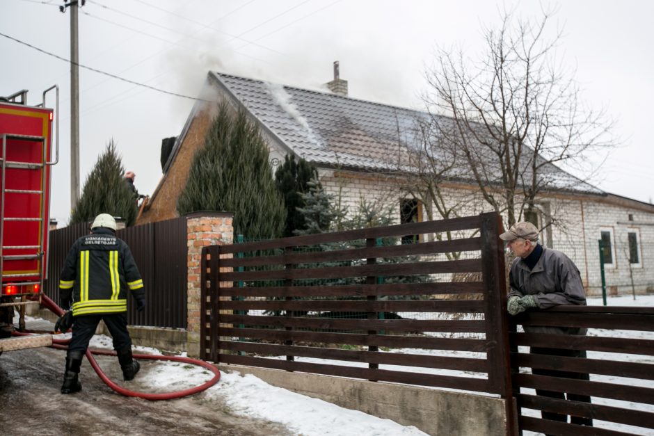 Kaune liepsnojęs namas sukėlė gausias ugniagesių pajėgas