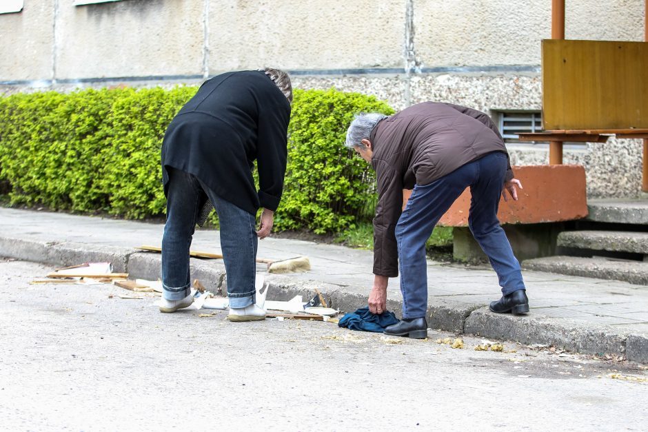 Daugiabutyje užsibarikadavę „bachūrai“ pro langą ėmė mėtyti puodus