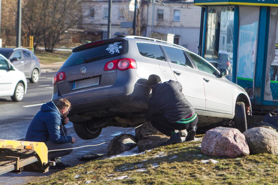 Per avariją Žaliakalnyje „Volkswagen“ rėžėsi į kioską