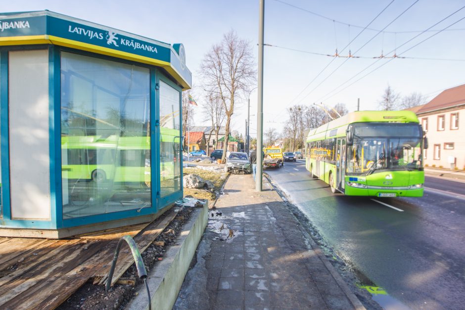 Per avariją Žaliakalnyje „Volkswagen“ rėžėsi į kioską