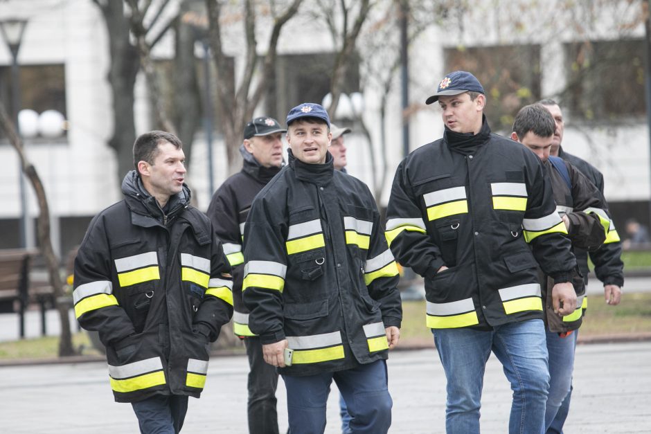 Savivaldybių ugniagesiai reikalauja išmokėti algas ir gerinti darbo sąlygas