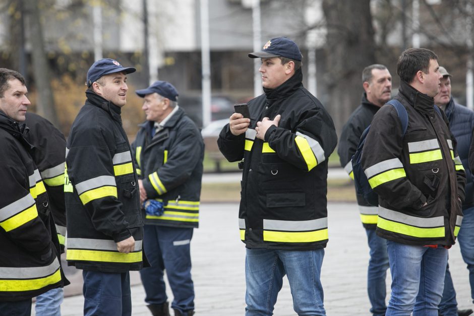 Savivaldybių ugniagesiai reikalauja išmokėti algas ir gerinti darbo sąlygas