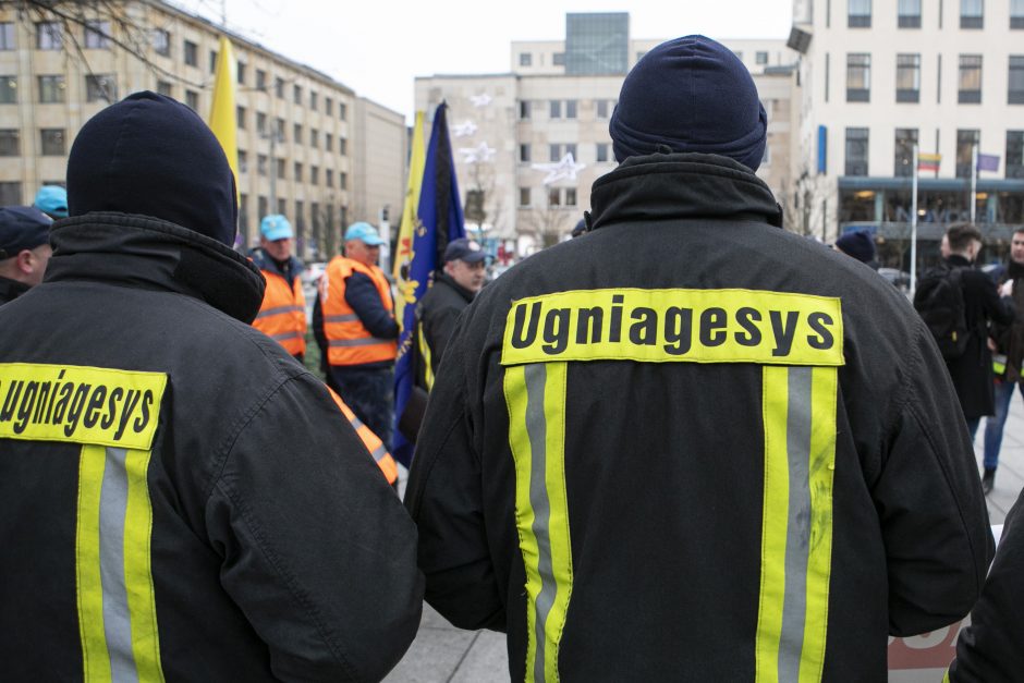 Savivaldybių ugniagesiai reikalauja išmokėti algas ir gerinti darbo sąlygas