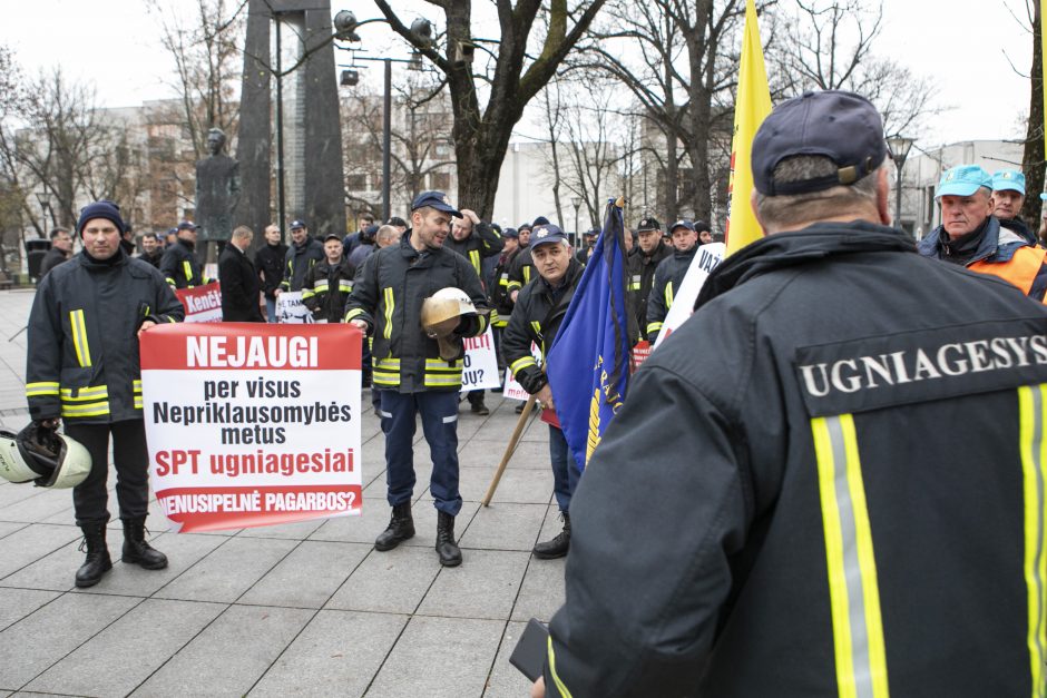 Savivaldybių ugniagesiai reikalauja išmokėti algas ir gerinti darbo sąlygas