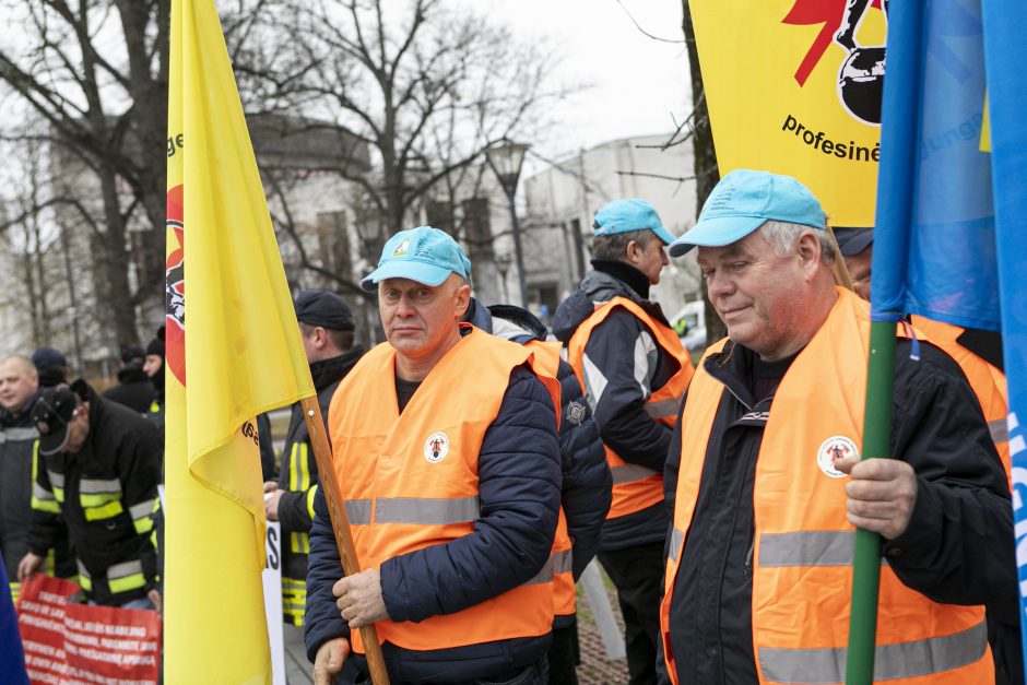 Savivaldybių ugniagesiai reikalauja išmokėti algas ir gerinti darbo sąlygas