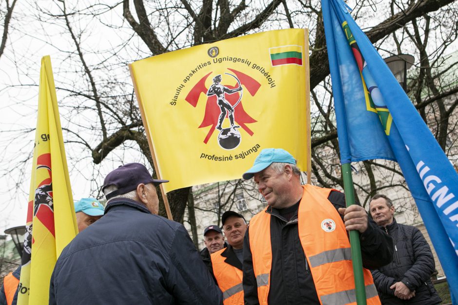 Savivaldybių ugniagesiai reikalauja išmokėti algas ir gerinti darbo sąlygas