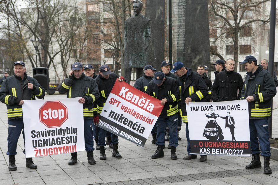 Savivaldybių ugniagesiai reikalauja išmokėti algas ir gerinti darbo sąlygas