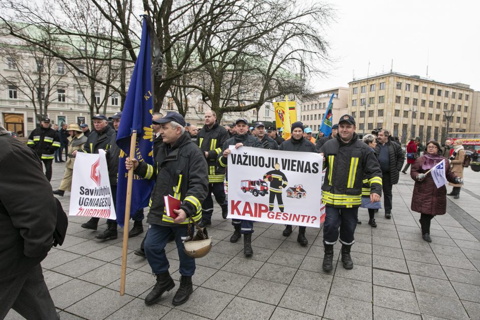 Savivaldybių ugniagesiai reikalauja išmokėti algas ir gerinti darbo sąlygas