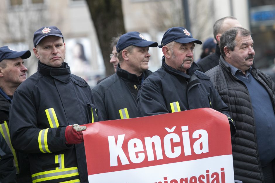 Savivaldybių ugniagesiai reikalauja išmokėti algas ir gerinti darbo sąlygas