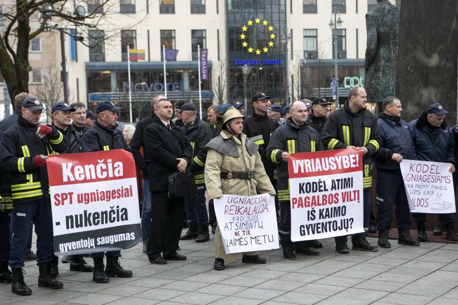 Savivaldybių ugniagesiai reikalauja išmokėti algas ir gerinti darbo sąlygas